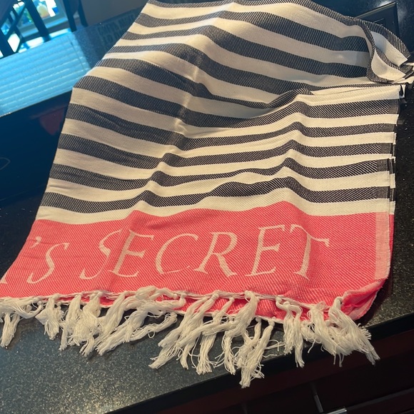 Victoria’s Secret throw - Picture 2 of 2